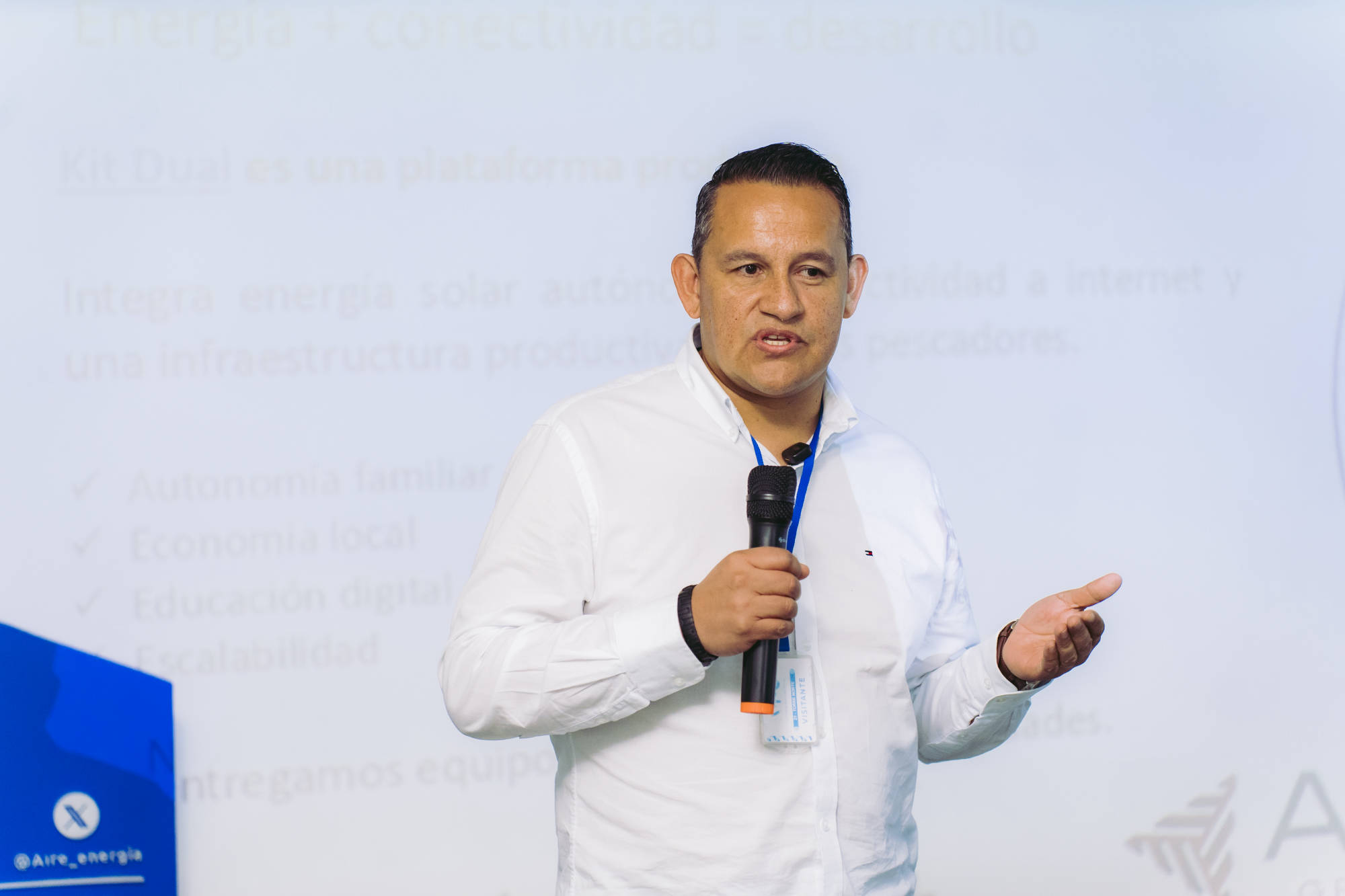 Iván Cabrera CEO de AID GROUP SAS presentando el proyecto ganador ENNOVA 2025 en Tasajera